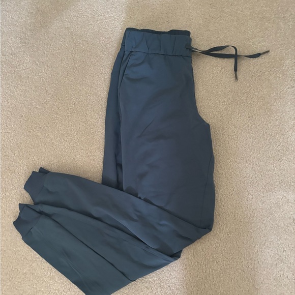 Women’s Size 4 Lululemon Dance Joggers - Picture 1 of 4